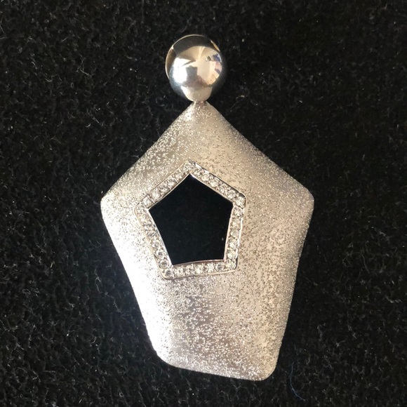 Roberto 18 karat pendant never been worn